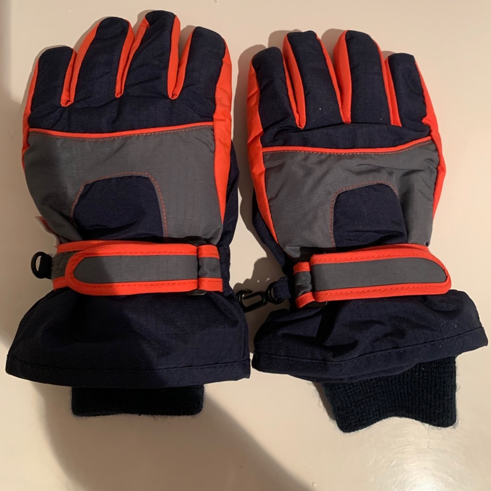 Boys snow gloves( No longer Available)